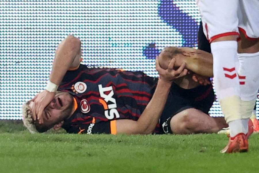 Barış Alper Yılmaz had to leave the pitch with a stretcher against Sivasspor