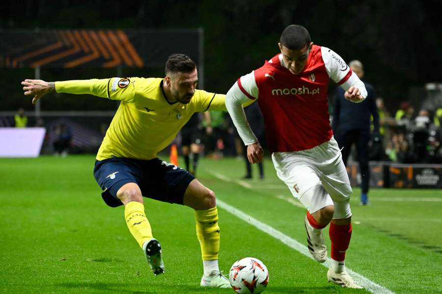 Mario Gila Fuentes fights for the ball with Braga's Amine El Ouazzani