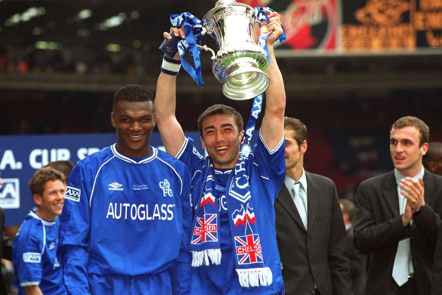 Desailly (I) junto a Di Matteo tras ganar la FA Cup en 2000 Desailly (I) junto a Di Matteo tras ganar la FA Cup en 2000