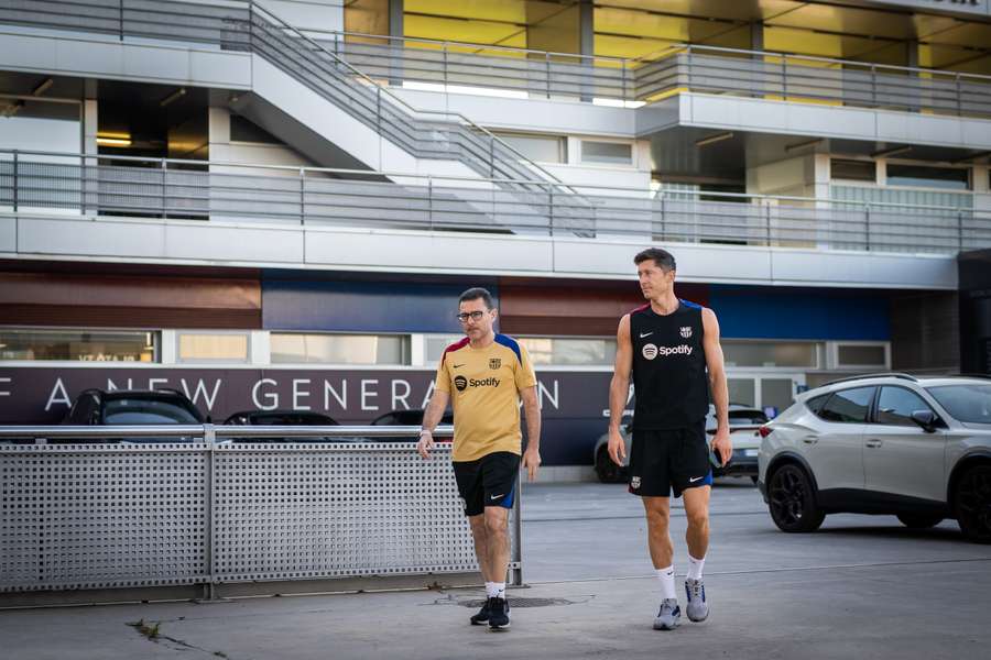 Lewandowski acompanhado por um membro da equipa médica