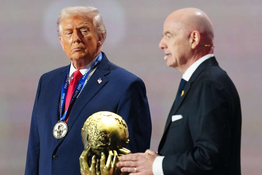 Donald Trump wygłasza przemówienie po otrzymaniu Pokojowej Nagrody FIFA z rąk włoskiego prezesa FIFA Gianniego Infantino (z prawej), 5 grudnia 2025 r.