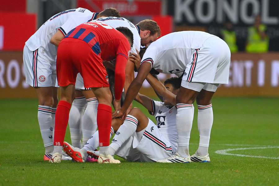Jamal Musiala wird von Spielern des 1. FC Heidenheim und des FC Bayern hochgeholfen. Jamal Musiala wird von Spielern des 1. FC Heidenheim und des FC Bayern hochgeholfen.