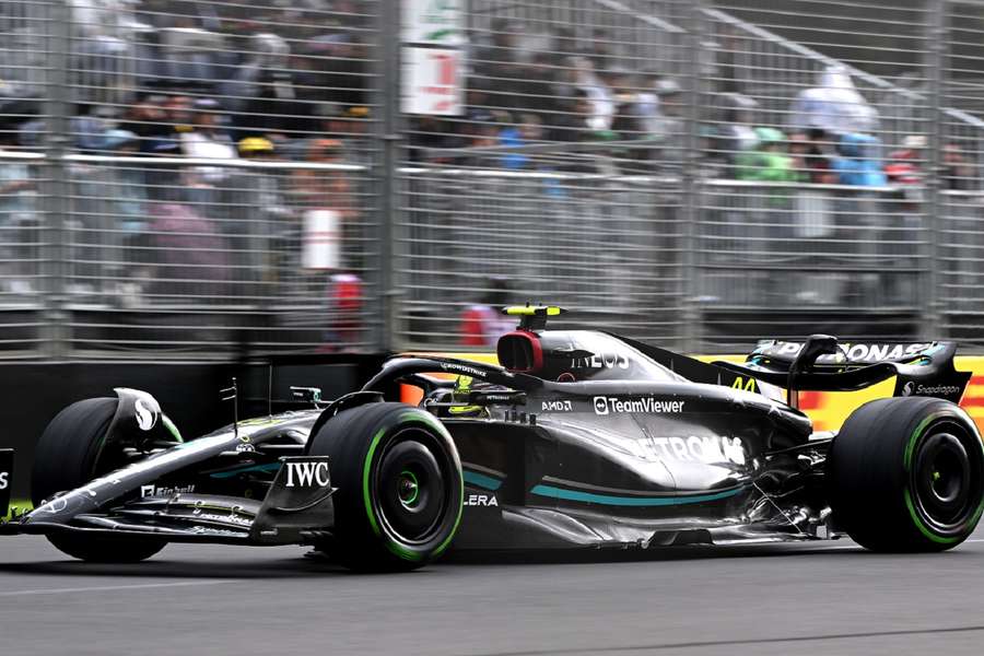 Lewis Hamilton in de Mercedes tijdens de training in Australië