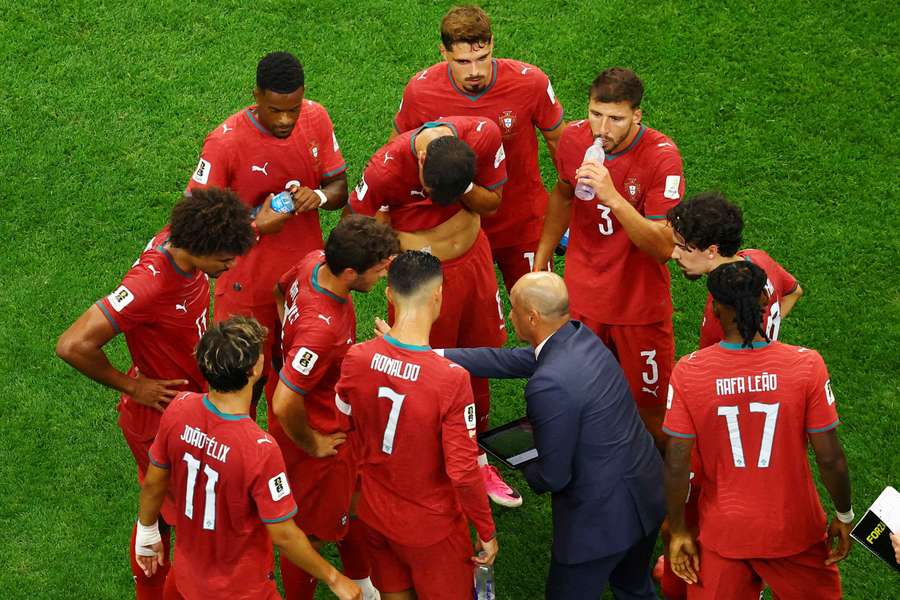Roberto Martínez em conversa com os jogaodres