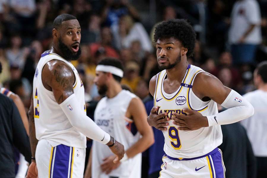 LeBron James se synem Bronnym mají za sebou historický společný start za Lakers.