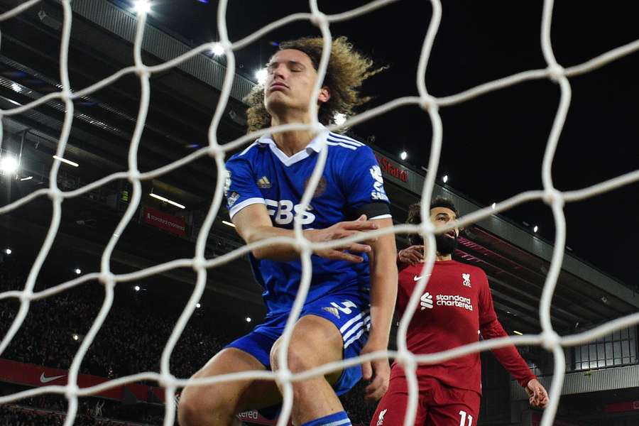 To tragikomiske selvmål fra belgisk forsvarer gav Liverpool heldig sejr over Leicester To tragikomiske selvmål fra belgisk forsvarer gav Liverpool heldig sejr over Leicester