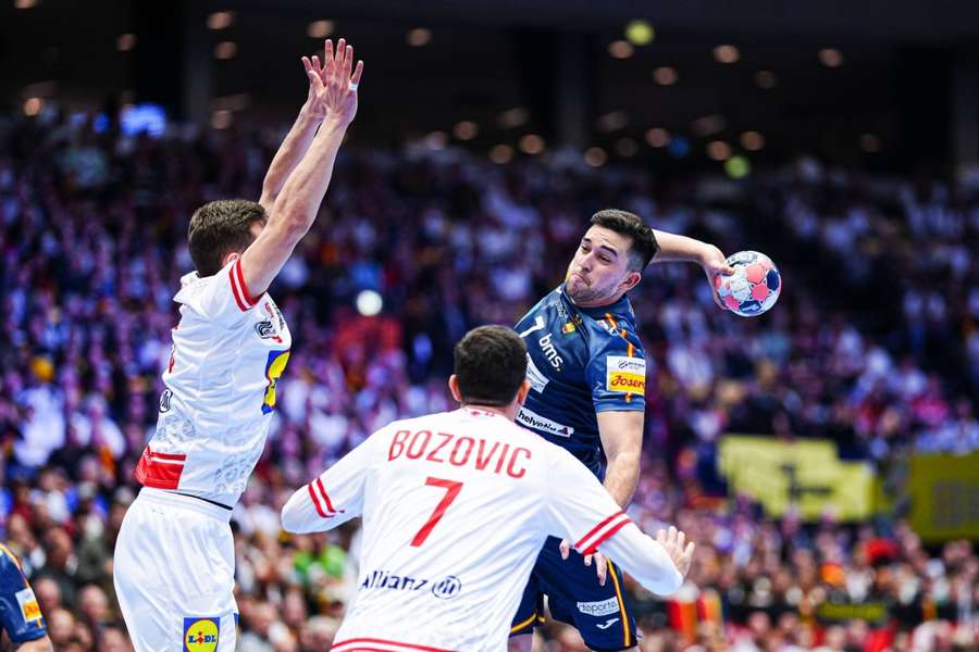 Jan Gurri lanza a portería ante la defensa de Austria