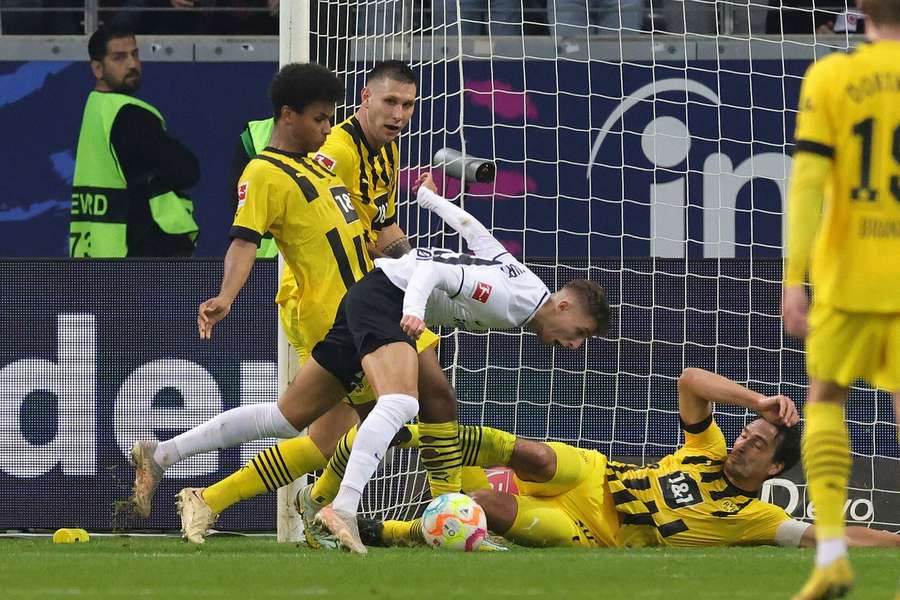 Rozhodca Stegemann uznal svoju chybu, mal odpískať penaltu proti Dortmundu