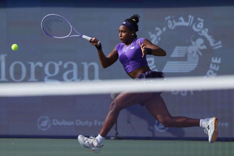 Gauff golpea la bola Gauff golpea la bola