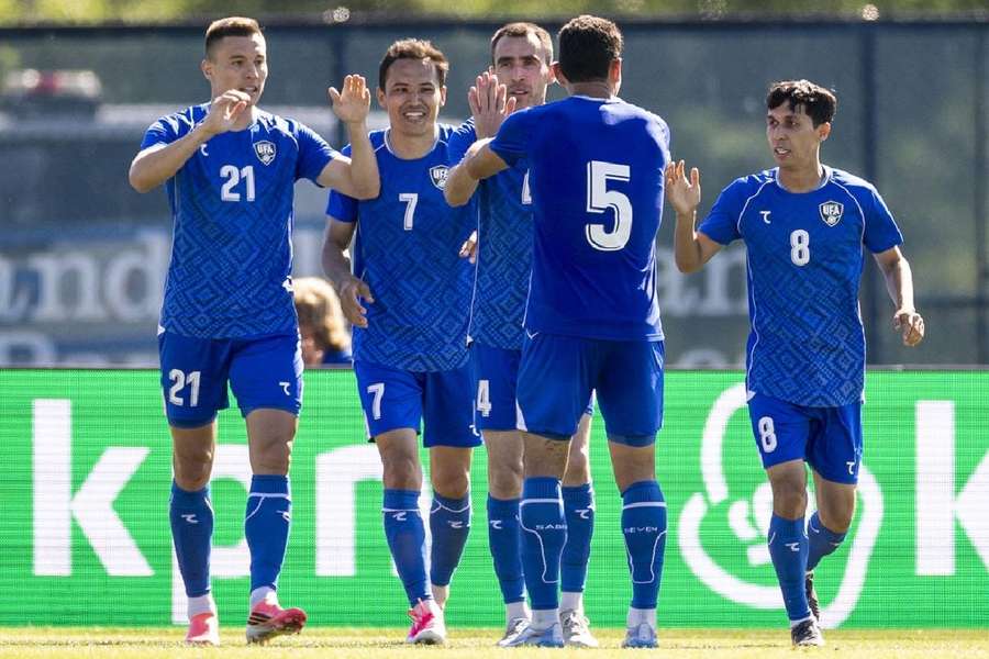 Jucătorii din Uzbekistan sărbătoresc un gol în amicalul cu Olanda