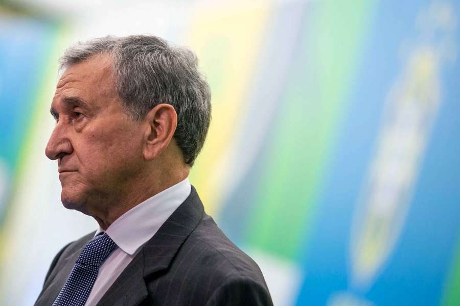 Parreira passa por traqueostomia e segue em estado grave, diz hospital Parreira passa por traqueostomia e segue em estado grave, diz hospital