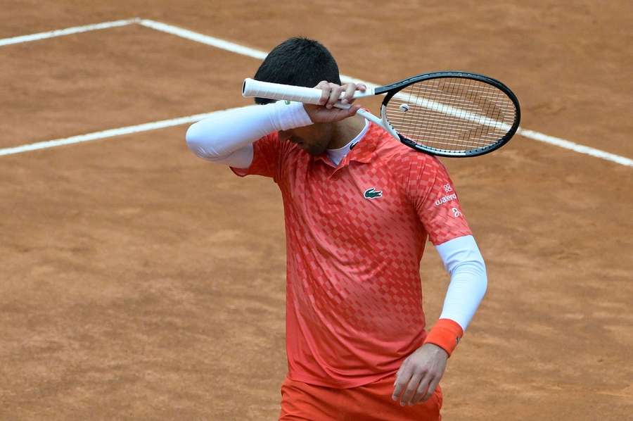 Novak Djokovič sa na French Open nenaladil ideálnym spôsobom.