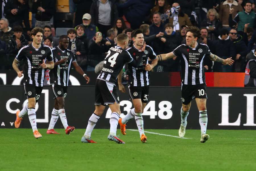Udinese sărbătorește golul victoriei împotriva lui Napoli Udinese sărbătorește golul victoriei împotriva lui Napoli