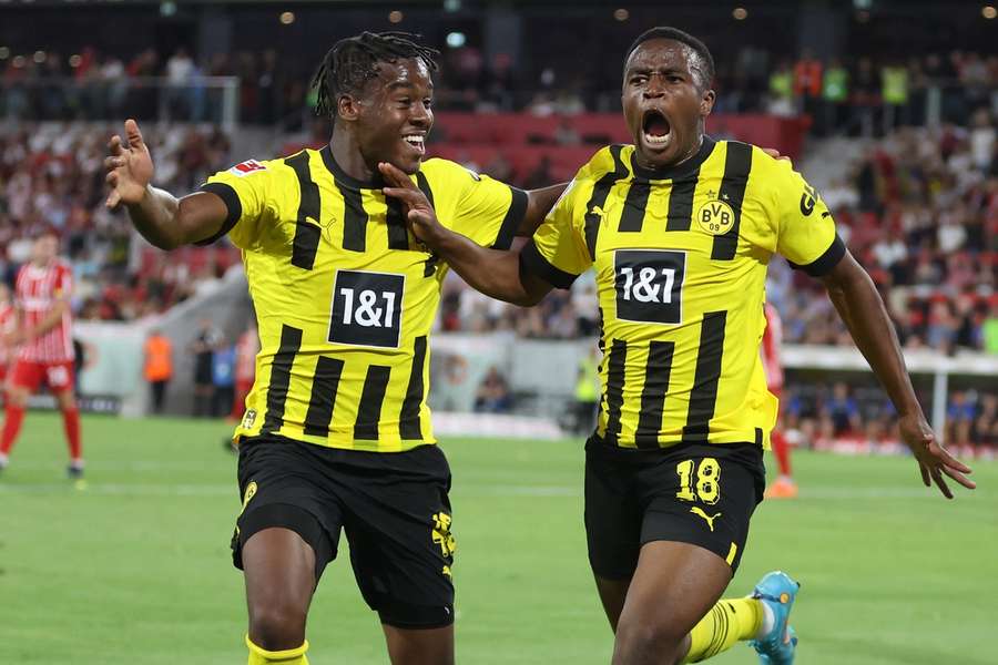 Jamie Bynoe-Gittens (vlevo) i Youssoufa Moukoko se proti Freiburgu trefili a otočili z 0:1 na 2:1.