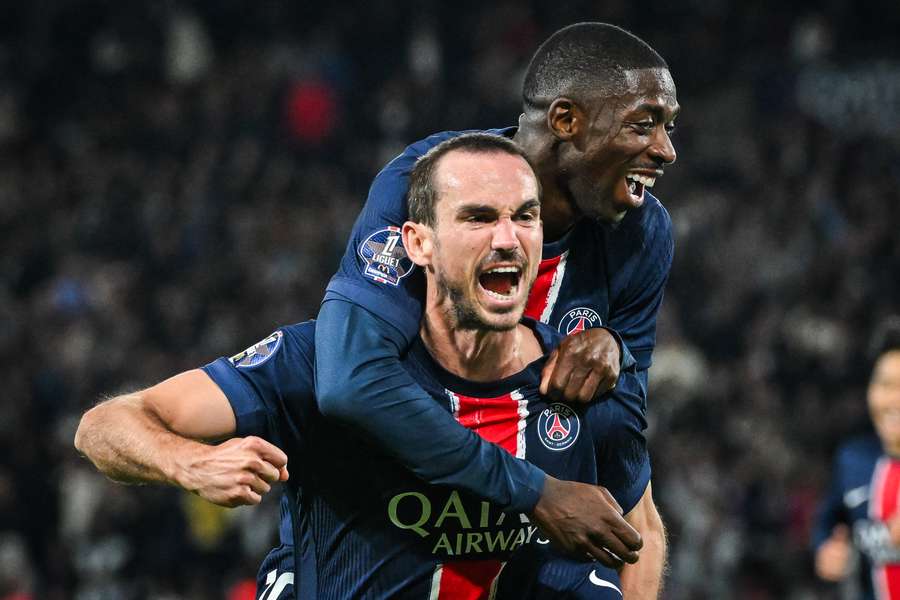 Fabian Ruiz and Ousmane Dembele celebrate after PSG score