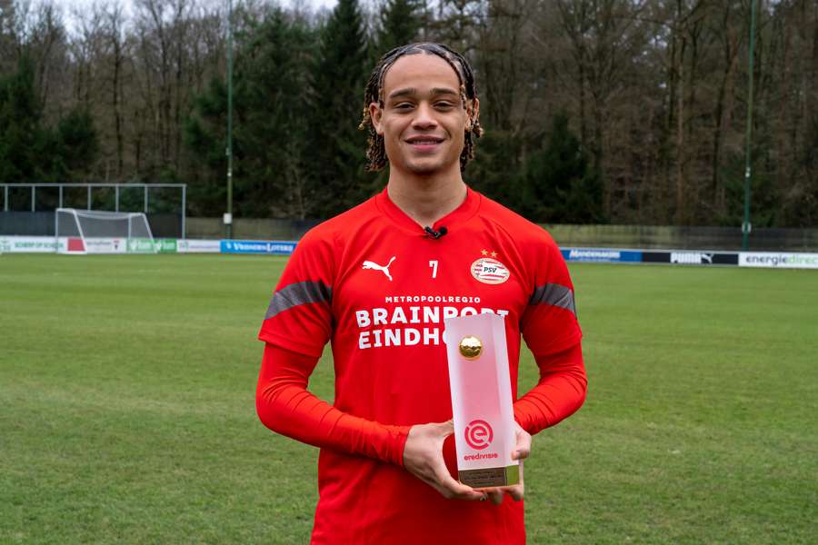Xavi Simons posant avec son trophée du meilleur jeune talent du mois de janvier en Eredivisie.