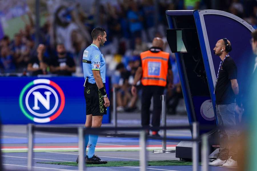 Svolta Var, da domani sera gli audio tra gli arbitri saranno trasmessi in tv