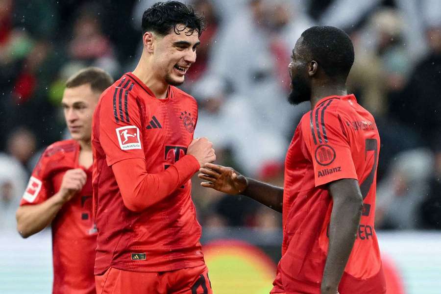 Pavlovic (l.) bei seinem Startelf-Comeback gegen Heidenheim