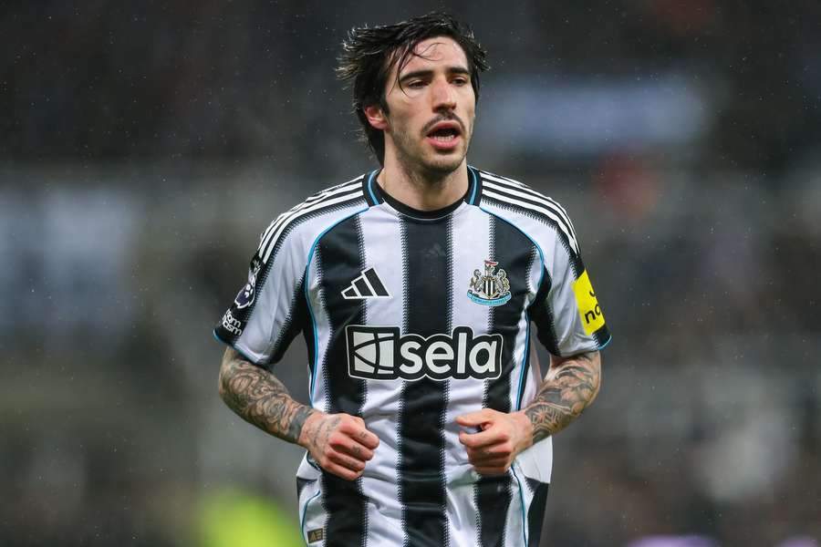 Man United ready to splash £100 million on Newcastle midfielder Sandro Tonali Man United ready to splash £100 million on Newcastle midfielder Sandro Tonali