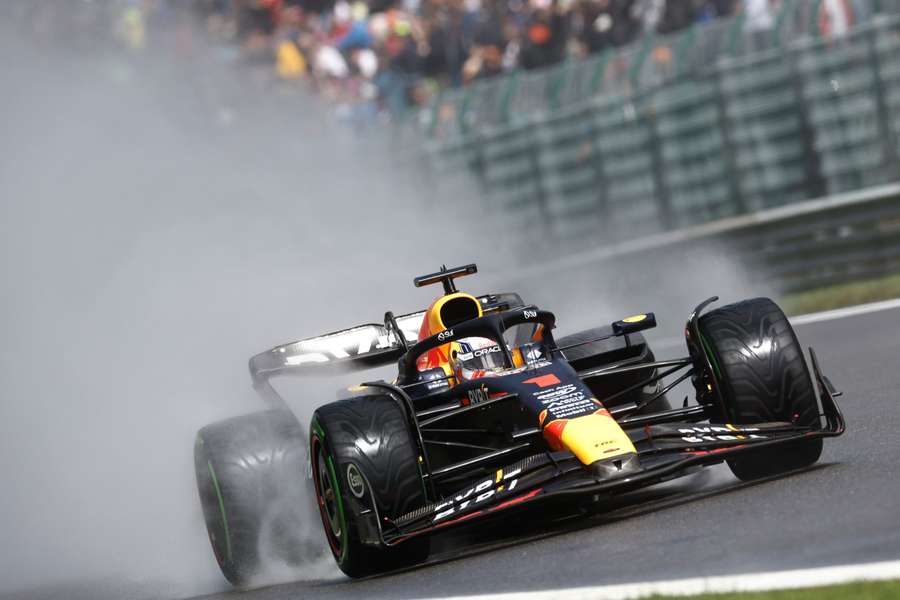 Verstappen op het natte asfalt van Spa