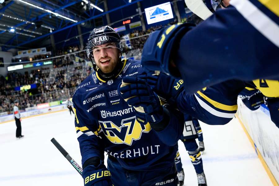 Rousek v uplynulém týdnu poprvé skóroval za švédský HV 71. Rousek v uplynulém týdnu poprvé skóroval za švédský HV 71.