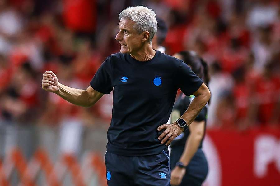 Luís Castro pediu desculpas por fala com conotação racista Luís Castro pediu desculpas por fala com conotação racista