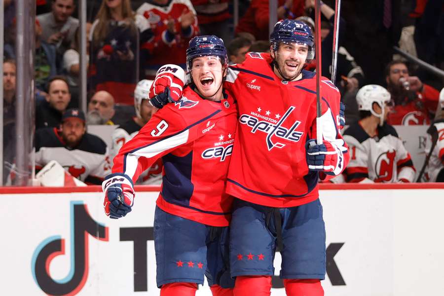 Leonard (vľavo) oslavuje svoj gól s van Riemsdykom.