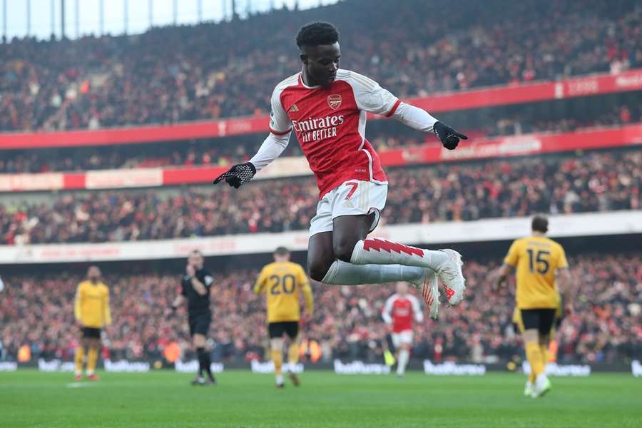 Bukayo Saka viert de openingstreffer tegen Wolverhampton Wanderers