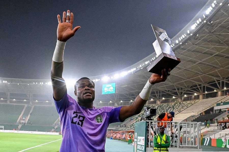 Nwabali avec son trophée d'homme du match en demi.