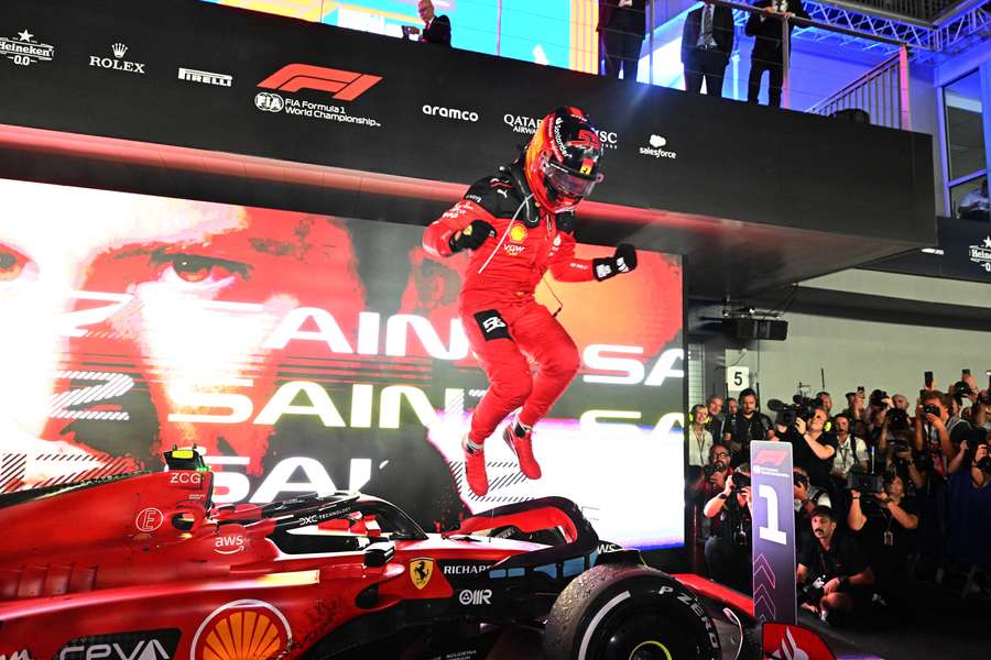 Carlos Sainz celebra su triunfo en Singapur