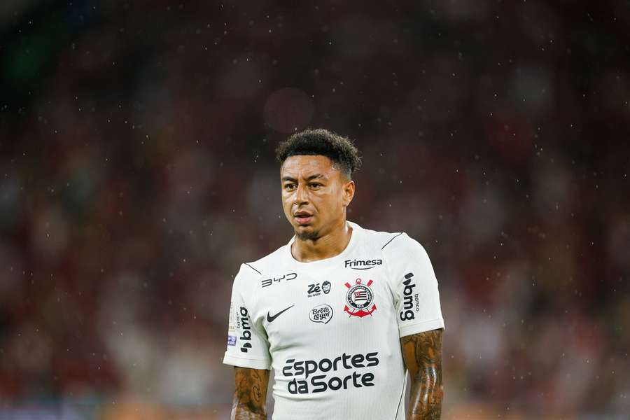 Former Man Utd star Lingard trains alone at Corinthians after suffering two fractured ribs Former Man Utd star Lingard trains alone at Corinthians after suffering two fractured ribs