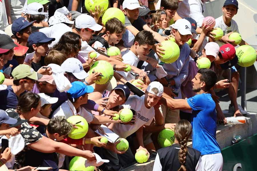 Nole e as bolas gigantes dos fãs