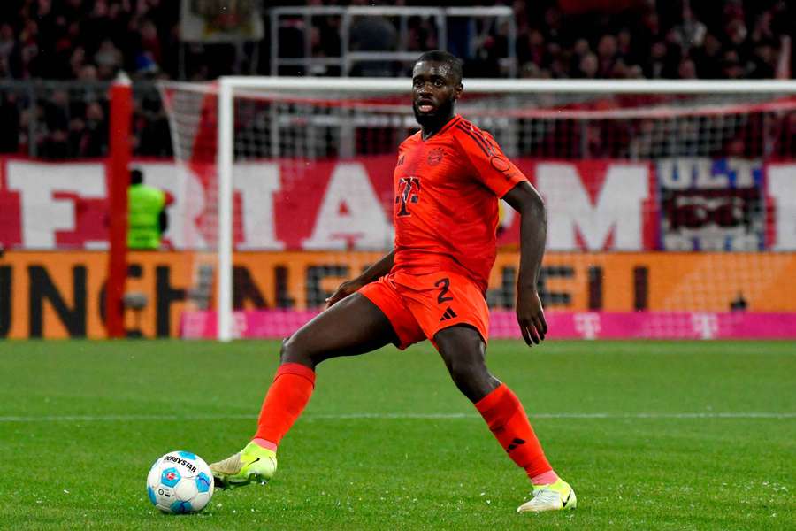 Dayot Upamecano contra o Augsburgo