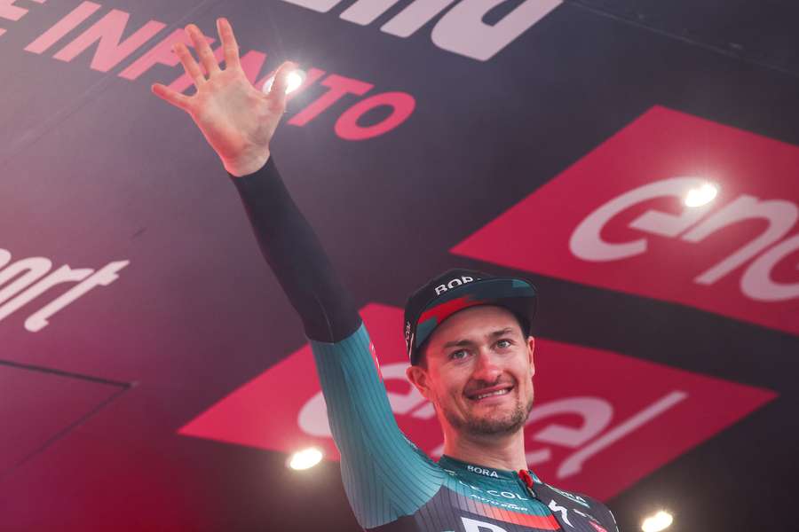 Nico Denz, en el podio celebrando su segundo triunfo en el Giro de Italia