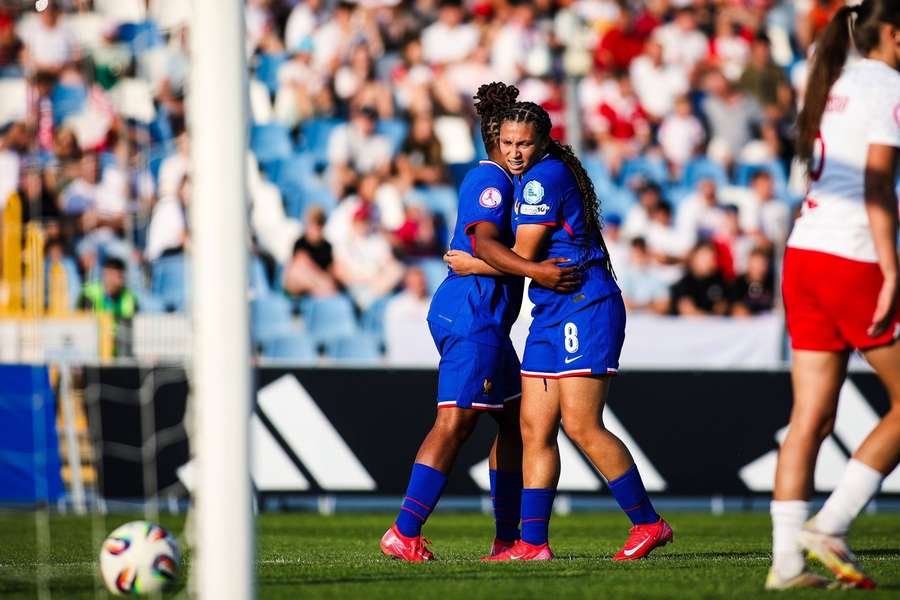 Liana Joseph et Maeline Mendy célébrant leur victoire face à la Pologne.