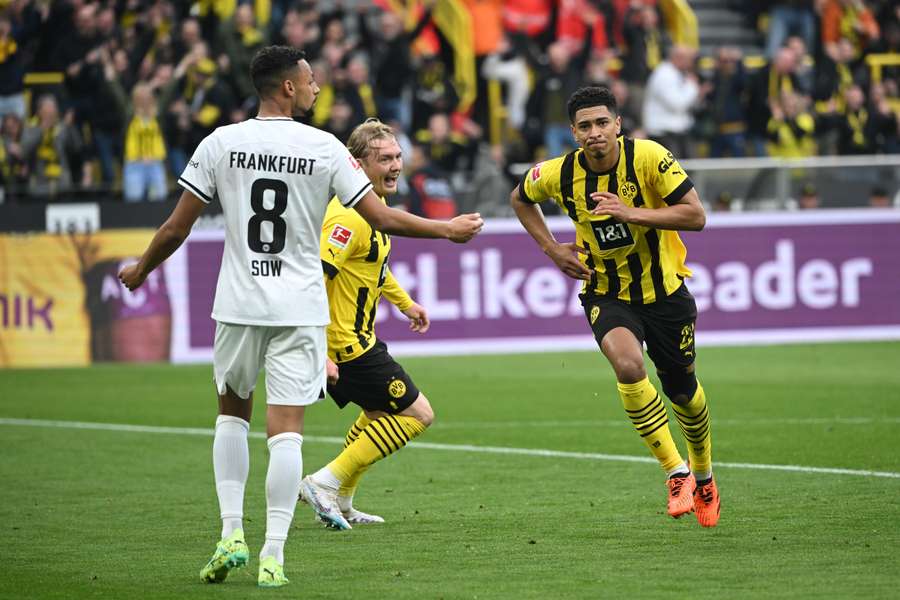 Dortmunds engelske midtbanespiller Jude Bellingham jubler over at have scoret sit holds første mål