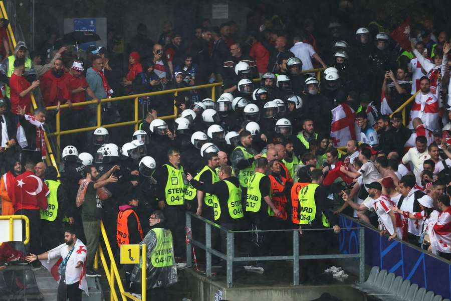 Politie in het stadion te Dortmund