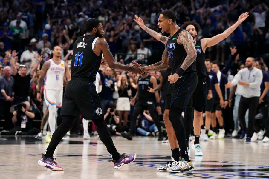 Auch dank den wichtigen, späten Treffern von Kyrie Irving (l.) und P.J. Washington (r.) stehen die Mavs im Conference Final.