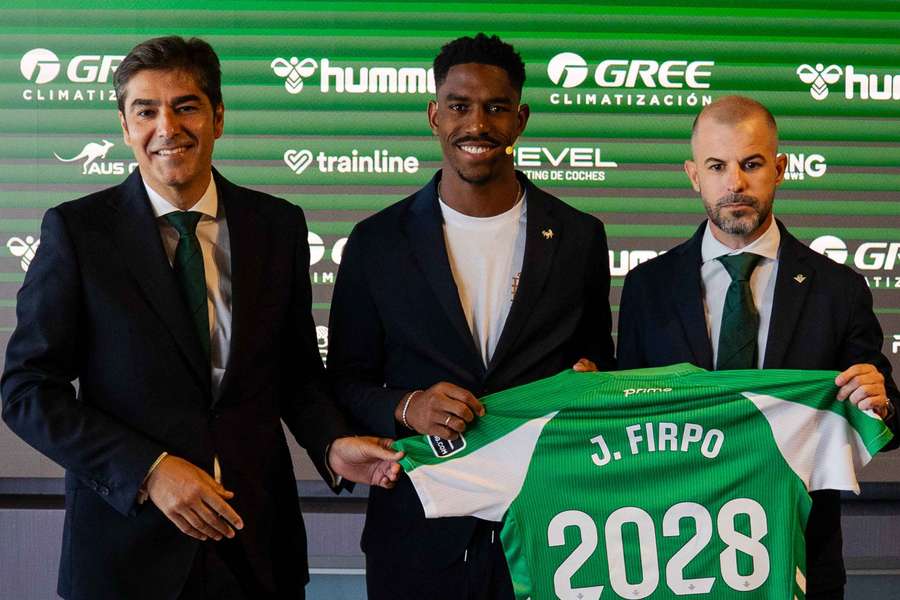 Junior Firpo, presentado con el Betis