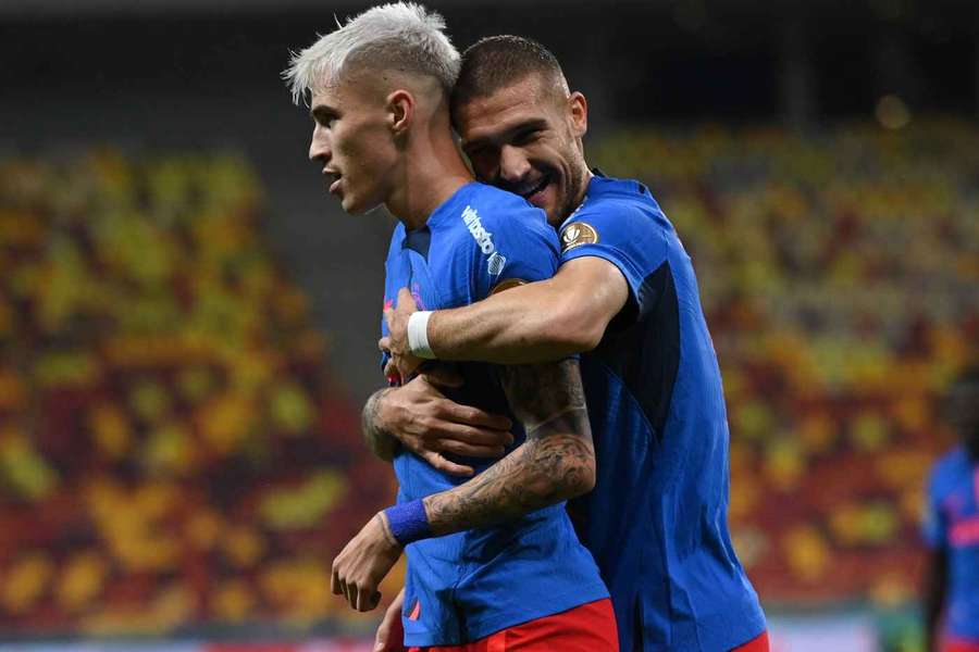 Octavian Popescu (stânga) ratează cantonamentul FCSB-ului