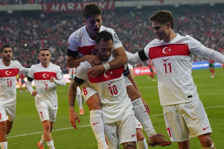 Calhanoglu și Guler sărbătoresc un gol Calhanoglu și Guler sărbătoresc un gol
