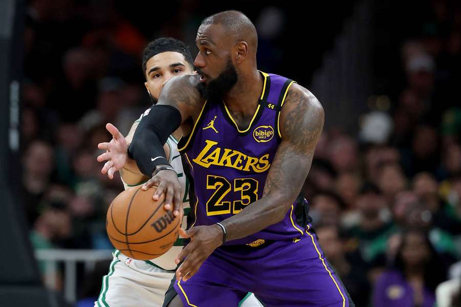 LeBron y Tatum, frente a frente.
