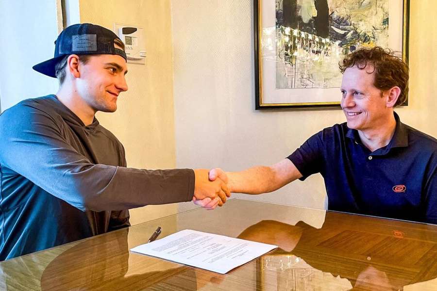 Nyström během podpisu nového kontraktu. Nyström během podpisu nového kontraktu.