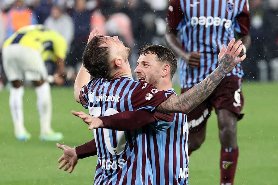 Denis Drăguș marchează în poarta lui Fenerbahce