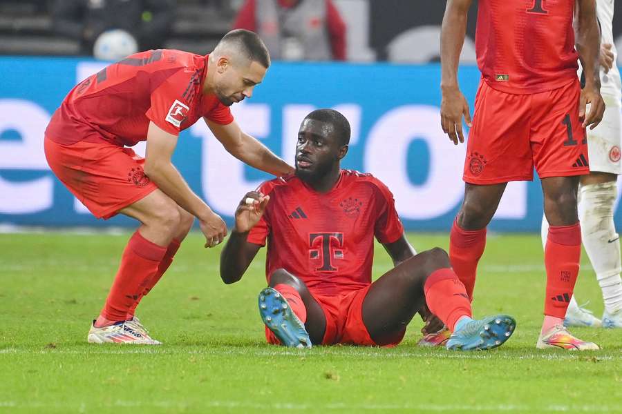 Dayot Upamecano se lesionou em partida pelo Bayern Munique