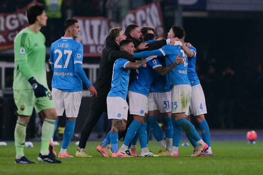 Naples ramène l'AS Rome sur terre et rejoint l'AC Milan en tête