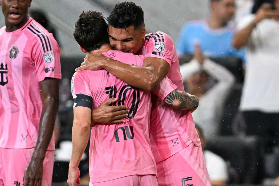 O abraço de Casemiro em Messi O abraço de Casemiro em Messi