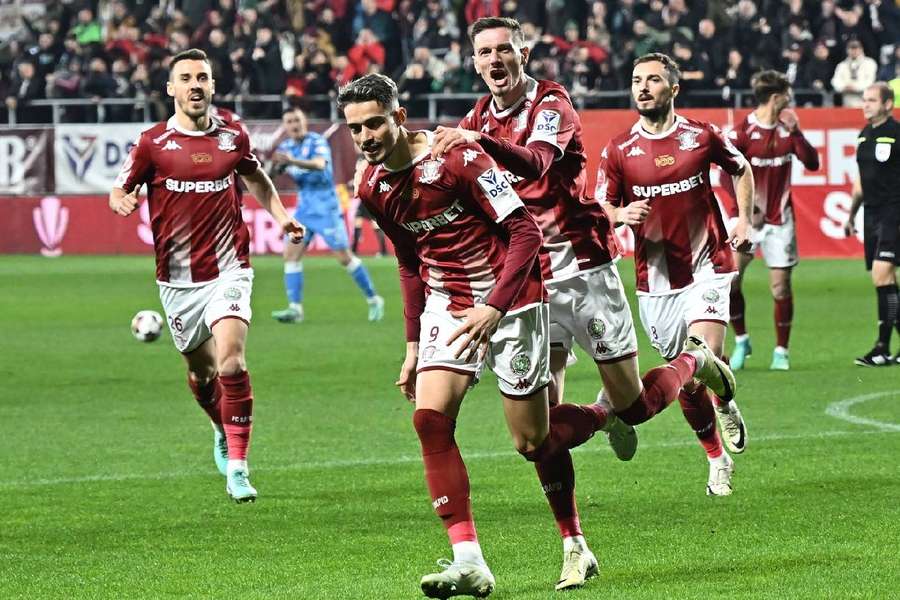 Ermal Krasniqi și  Albion Rrahmani sărbătoresc un gol pentru Rapid