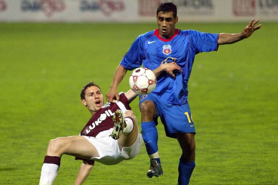 Lucian Burdujan, în duel cu Bănel Nicoliță, în duelul Rapid - FCSB din sferturile Cupei UEFA din 2006 