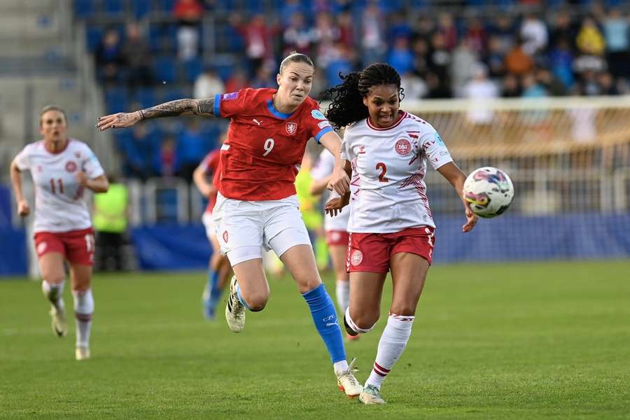 Andrea Stašková a Isabella Obazeová v kvalifikačním utkání Česka s Dánskem.